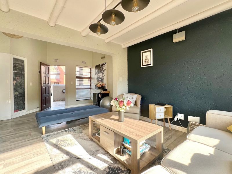 Magnificently Renovated 2 Bedroom Loft Apartment - Photo 3