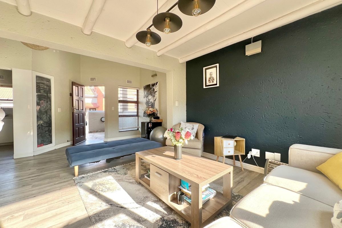 Magnificently Renovated 2 Bedroom Loft Apartment - Photo 3