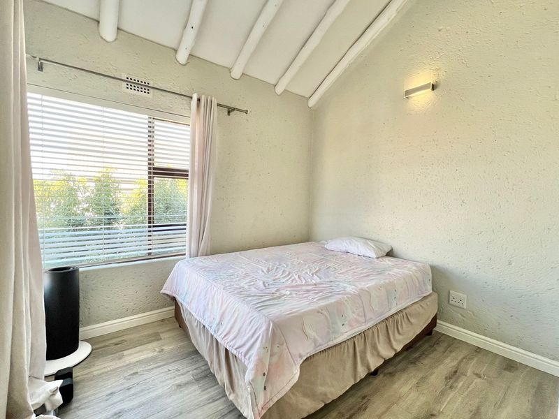 Magnificently Renovated 2 Bedroom Loft Apartment - Photo 10