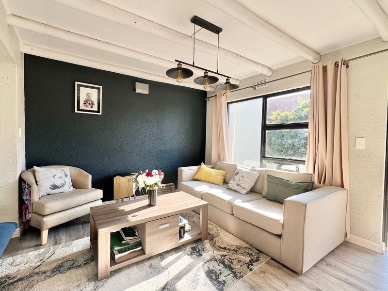 Magnificently Renovated 2 Bedroom Loft Apartment - Photo 4