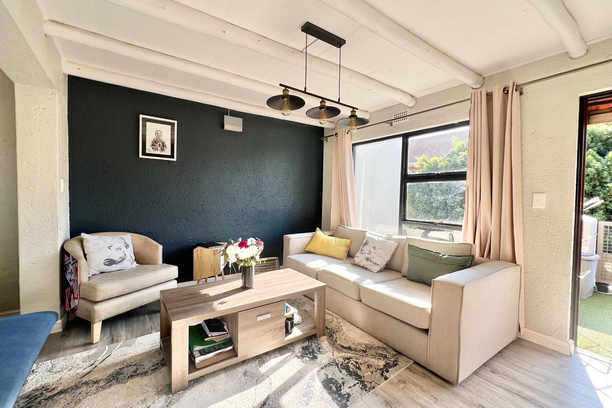 Magnificently Renovated 2 Bedroom Loft Apartment - Photo 4