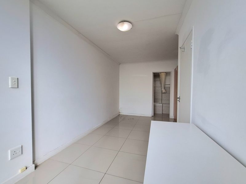 Step into light-filled, low-maintenance living with this modern and well-kept 1-bedroom apartment - Photo 8