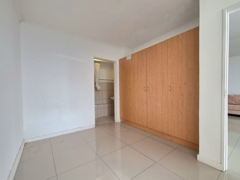 Step into light-filled, low-maintenance living with this modern and well-kept 1-bedroom apartment - Photo 9