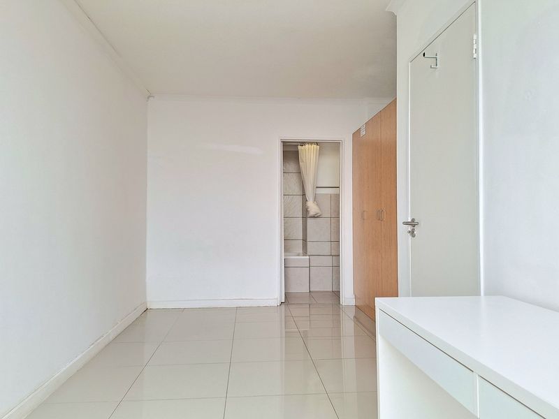 Step into light-filled, low-maintenance living with this modern and well-kept 1-bedroom apartment - Photo 7