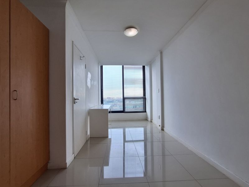 Step into light-filled, low-maintenance living with this modern and well-kept 1-bedroom apartment - Photo 10