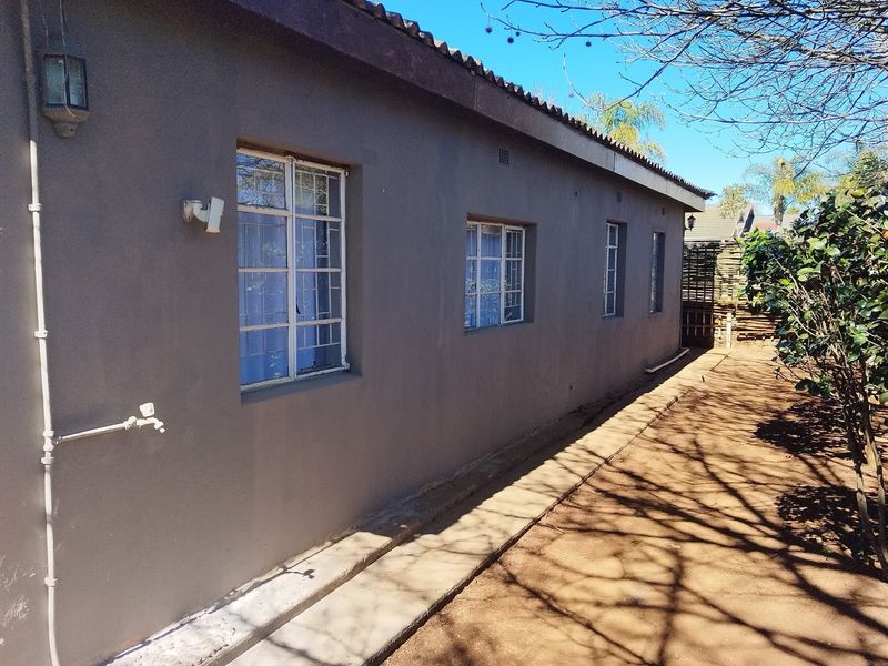 4 BEDROOM HOUSE WITH FLATLET FOR SALE IN GRASKOP - Photo 5