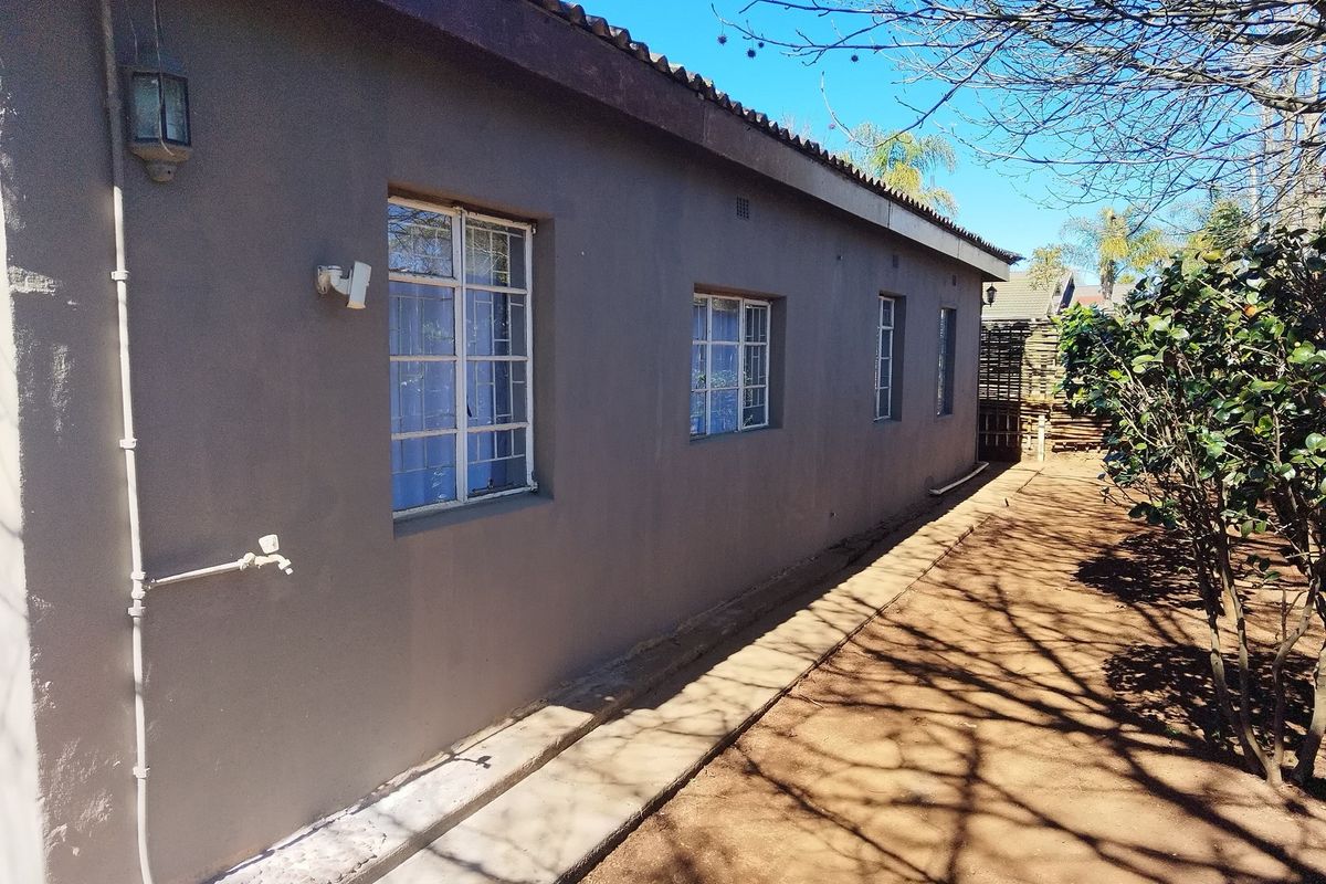 4 BEDROOM HOUSE WITH FLATLET FOR SALE IN GRASKOP - Photo 5