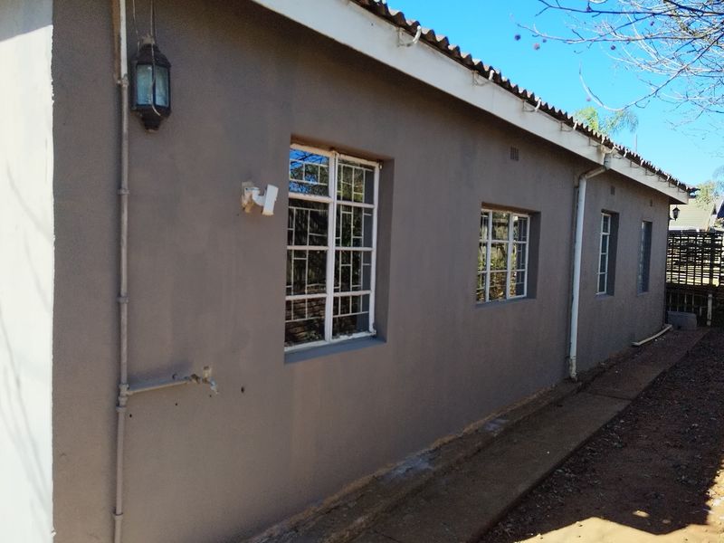 4 BEDROOM HOUSE WITH FLATLET FOR SALE IN GRASKOP - Photo 8