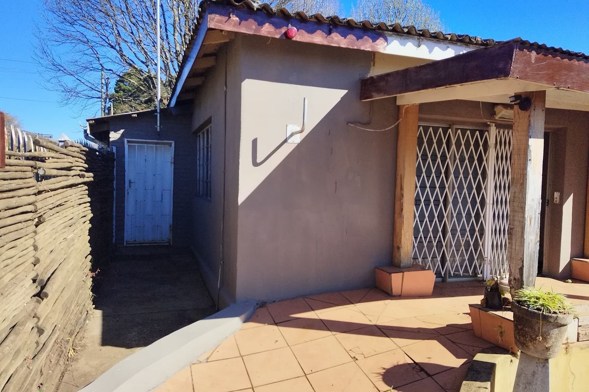 4 BEDROOM HOUSE WITH FLATLET FOR SALE IN GRASKOP - Photo 3