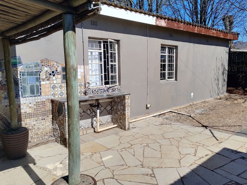 4 BEDROOM HOUSE WITH FLATLET FOR SALE IN GRASKOP - Photo 2