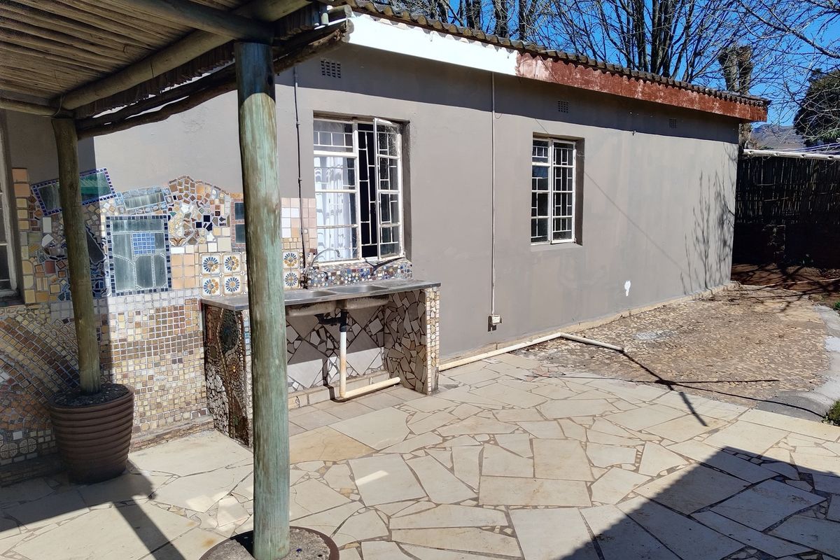 4 BEDROOM HOUSE WITH FLATLET FOR SALE IN GRASKOP - Photo 2