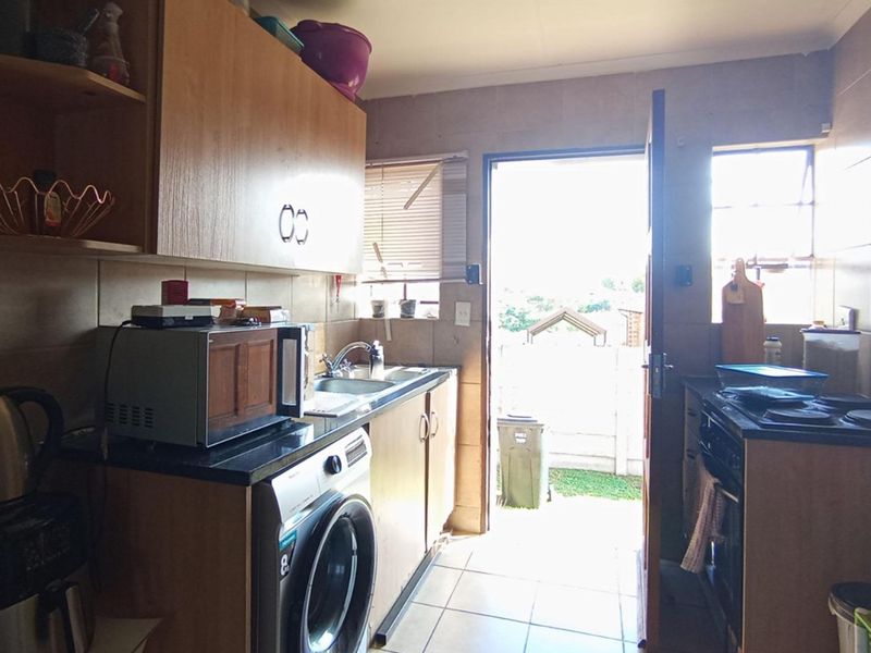 "Charming house in Olievenhoutbosch Hits Market"R1.2 MILLION - Photo 4