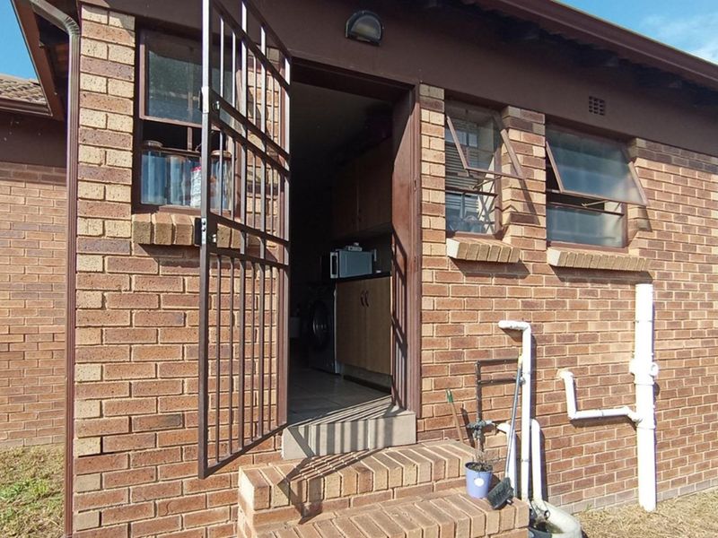"Charming house in Olievenhoutbosch Hits Market"R1.2 MILLION - Photo 2