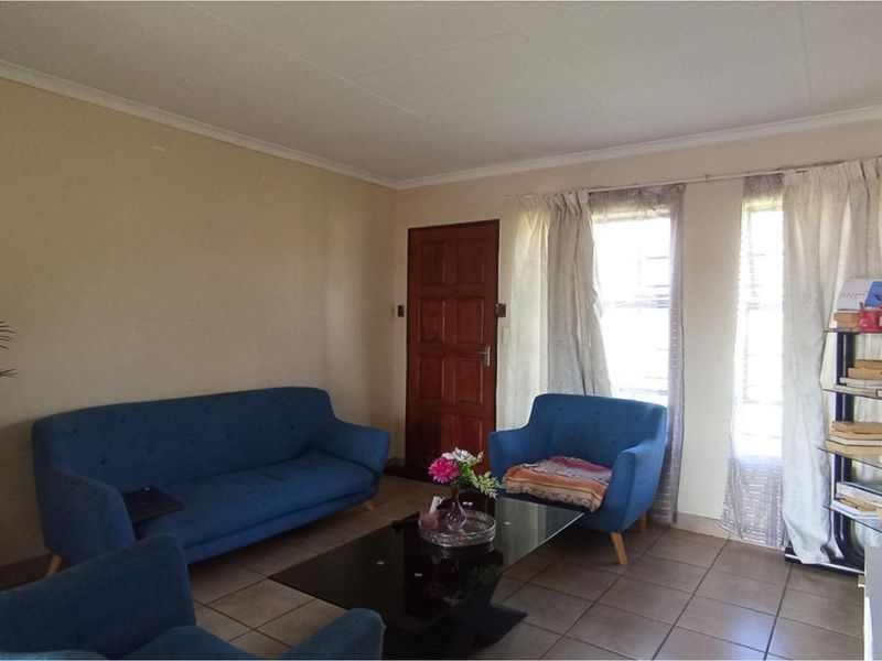 "Charming house in Olievenhoutbosch Hits Market"R1.2 MILLION - Photo 5