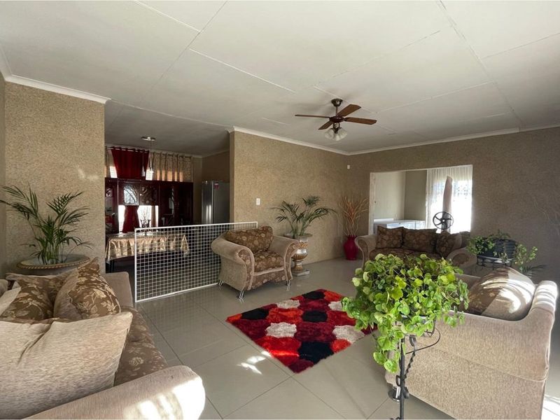 Charming 3-Bedroom Home with Flatlet and Entertainment Haven in Amielpark, Newcastle - Photo 6