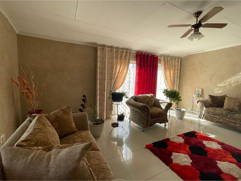 Charming 3-Bedroom Home with Flatlet and Entertainment Haven in Amielpark, Newcastle - Photo 7