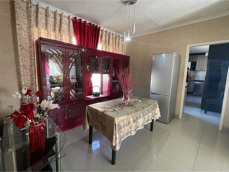 Charming 3-Bedroom Home with Flatlet and Entertainment Haven in Amielpark, Newcastle - Photo 2