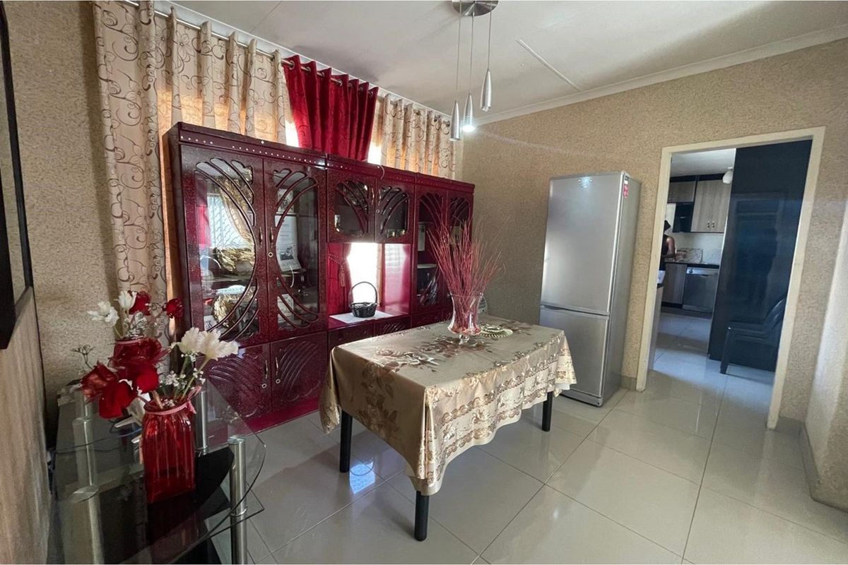 Charming 3-Bedroom Home with Flatlet and Entertainment Haven in Amielpark, Newcastle - Photo 2