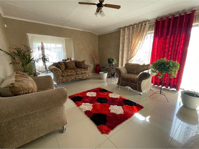 Charming 3-Bedroom Home with Flatlet and Entertainment Haven in Amielpark, Newcastle - Photo 5