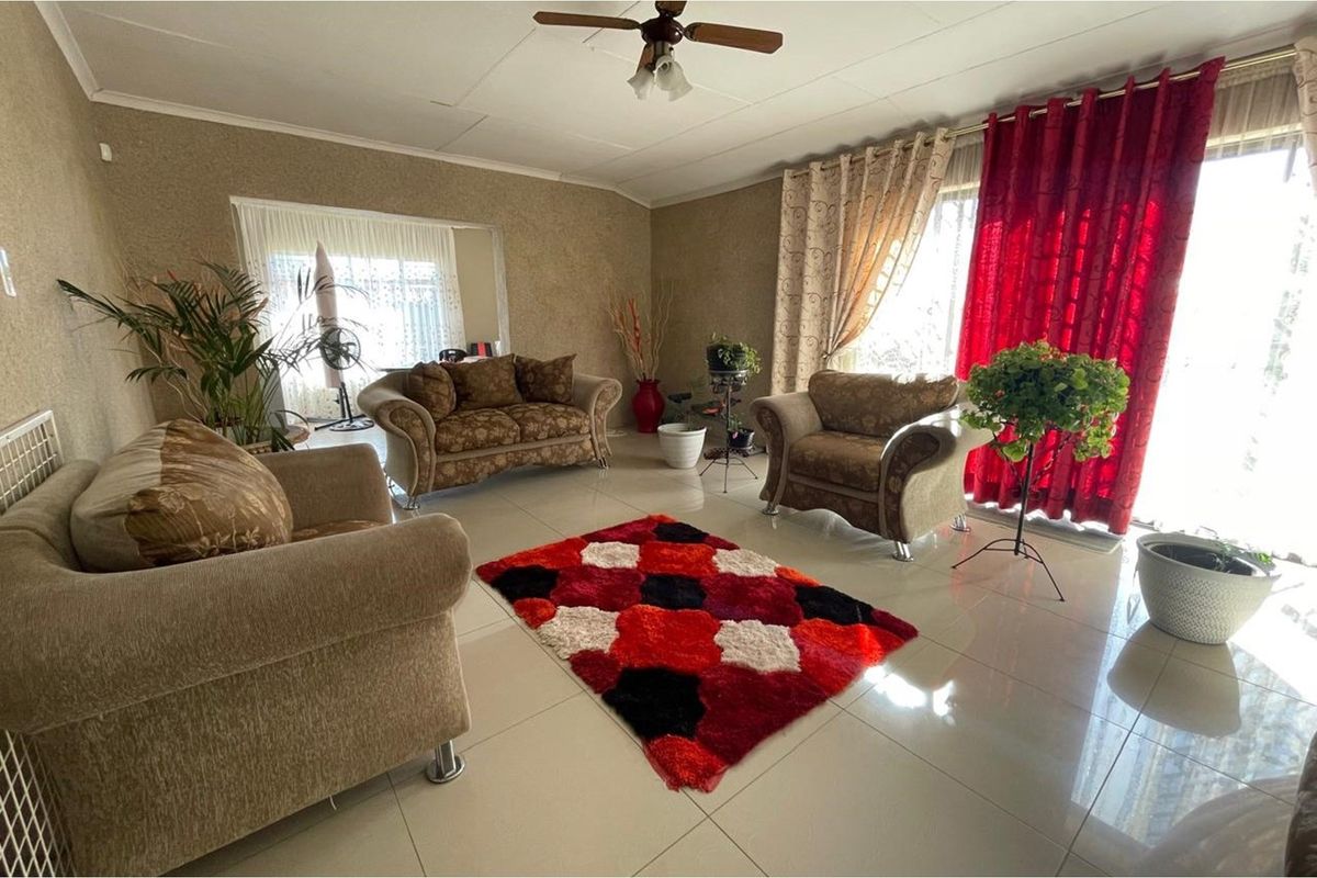 Charming 3-Bedroom Home with Flatlet and Entertainment Haven in Amielpark, Newcastle - Photo 5