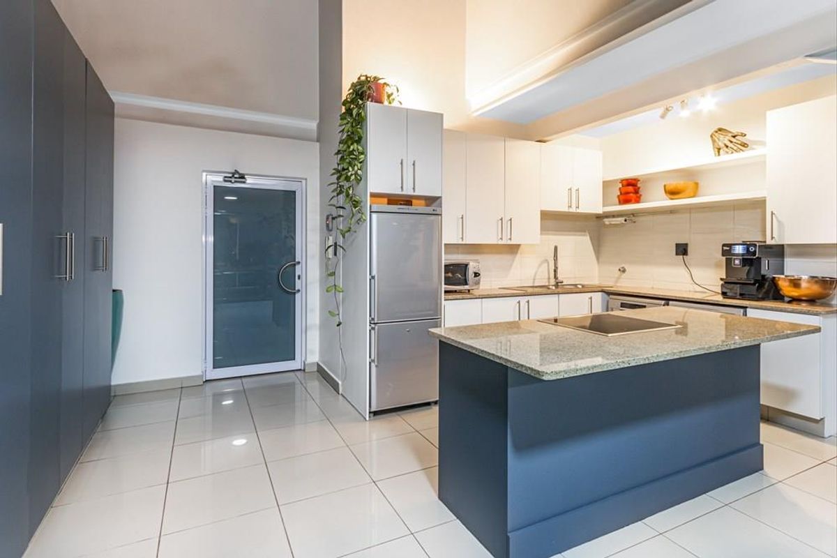 Elevated Modern Luxury. Discover The View From The Top With This Super Indulgent Duplex Penthouse. - Photo 3