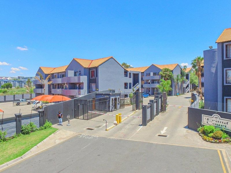 2 Bedroom ,1 Bathroom apartment available for sale in Noordwyk - Photo 2