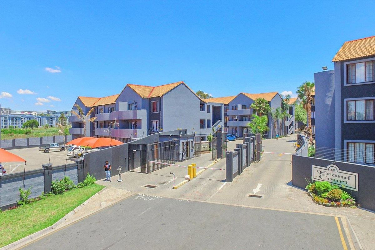 2 Bedroom ,1 Bathroom apartment available for sale in Noordwyk - Photo 2