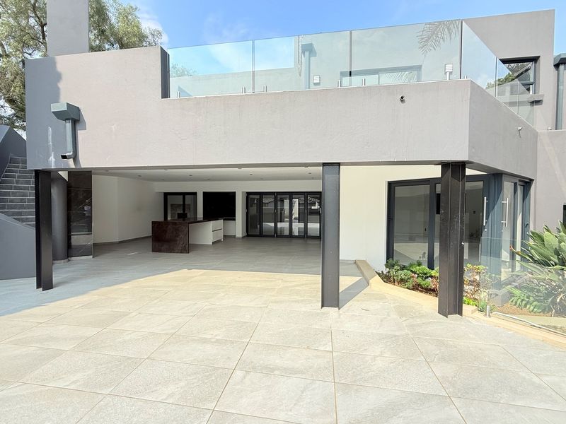 Exquisite Ultra Modern Luxury Living - Photo 10