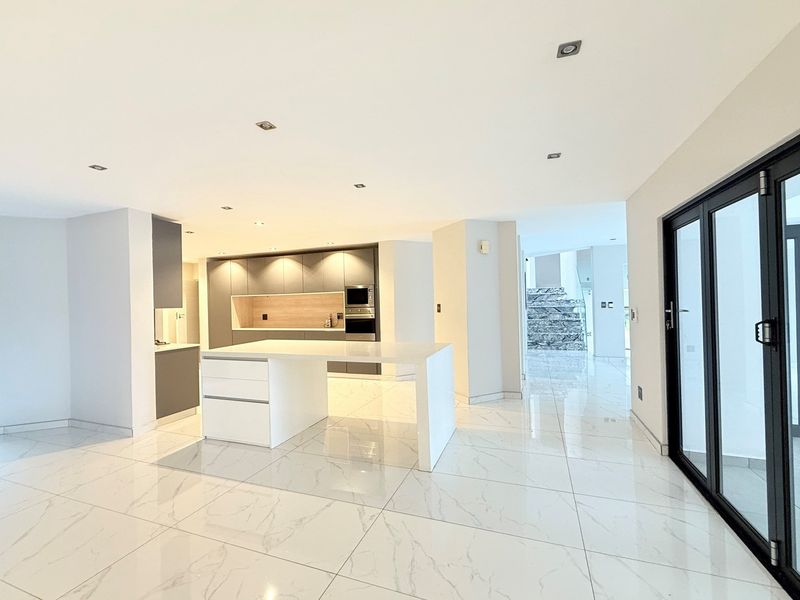 Exquisite Ultra Modern Luxury Living - Photo 6