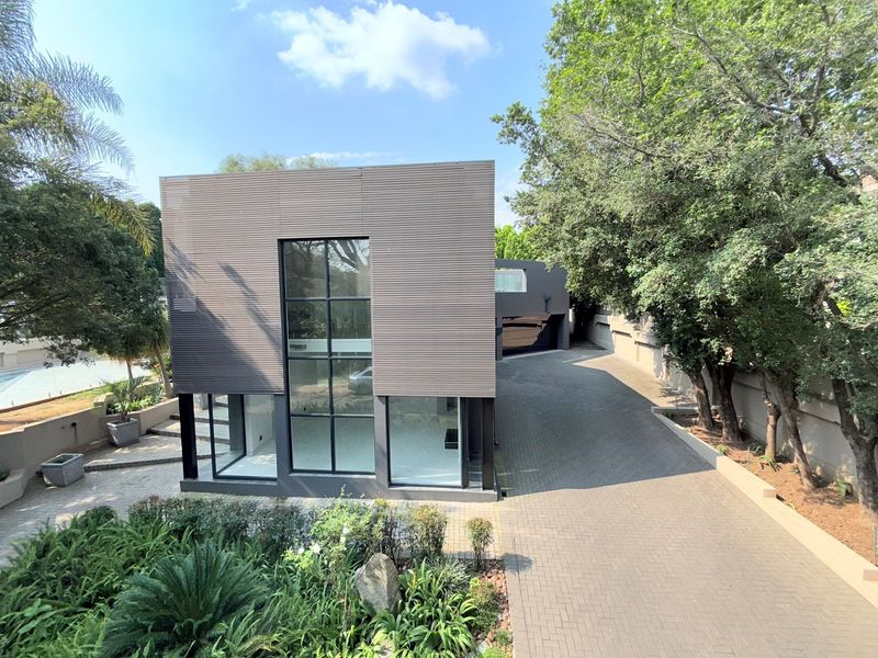 Exquisite Ultra Modern Luxury Living - Photo 2