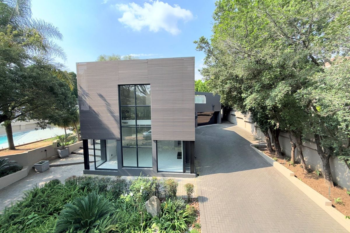 Exquisite Ultra Modern Luxury Living - Photo 2