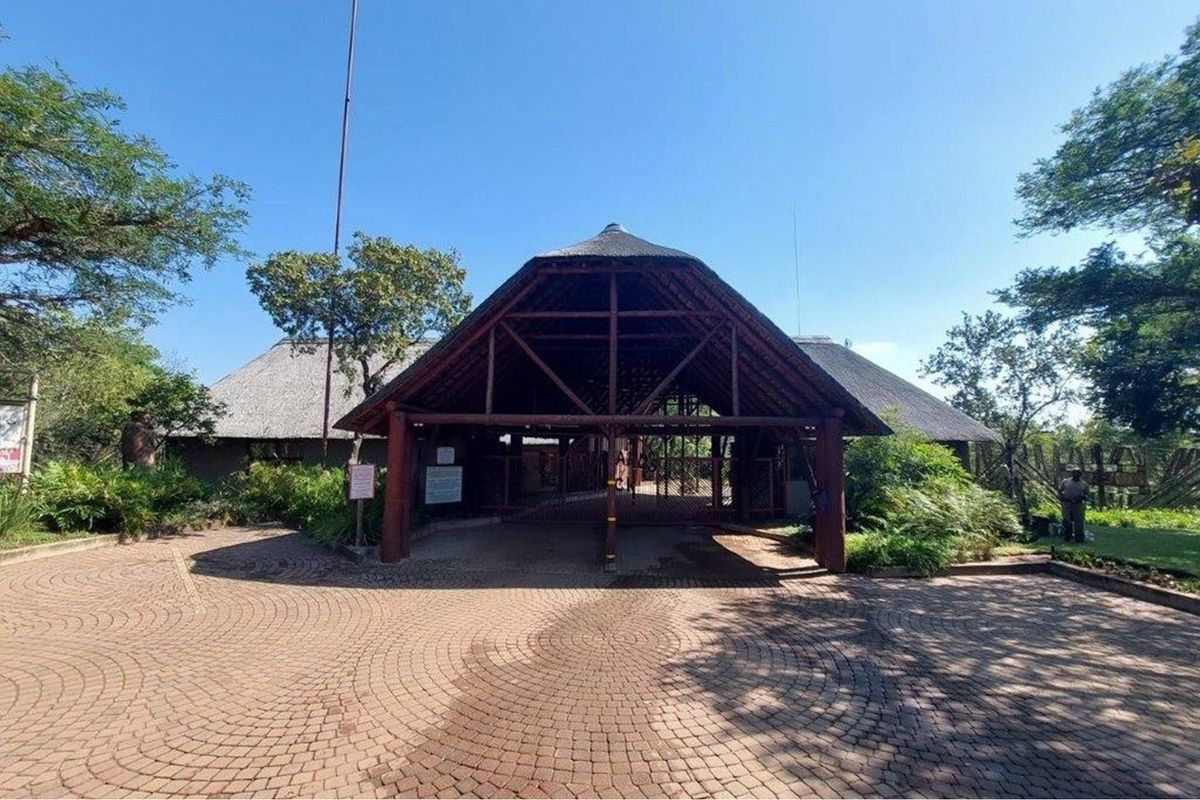 Beautiful Large house for sale in the spectacular Leopards Rock Country Estate - Photo 3