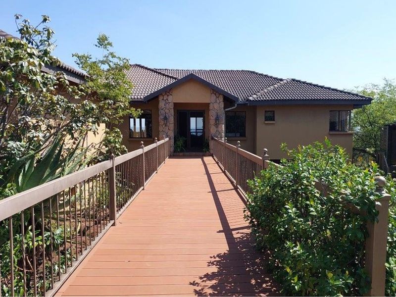 Beautiful Large house for sale in the spectacular Leopards Rock Country Estate - Photo 1