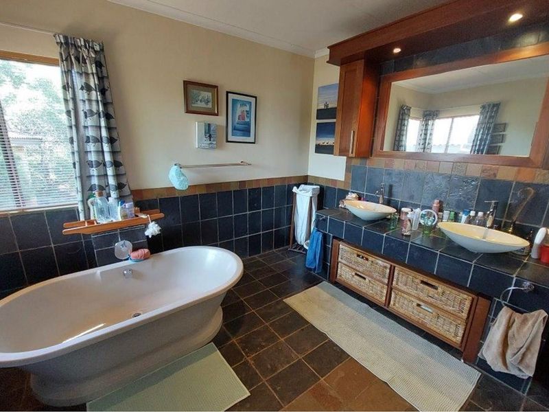 Beautiful Large house for sale in the spectacular Leopards Rock Country Estate - Photo 10