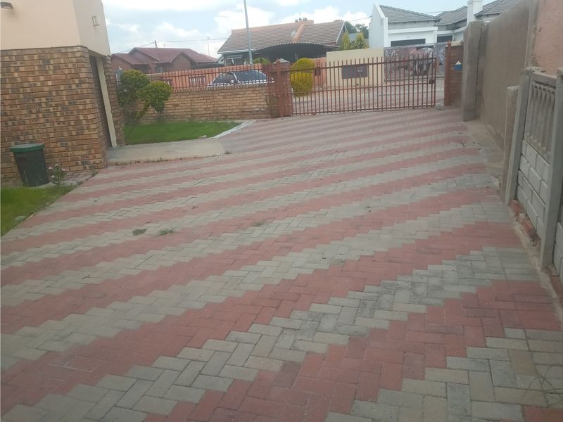 PROPERTY FOR SALE SESHEGO D - Photo 2