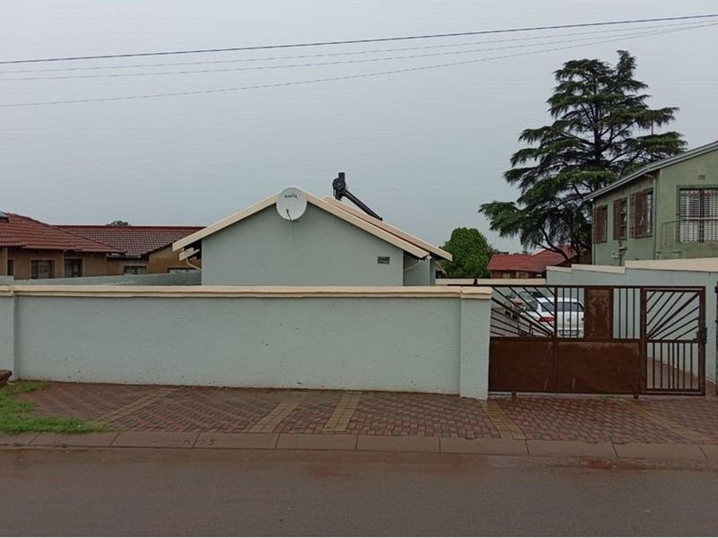 Full Title Stand alone House For Sale Protea North - Photo 3