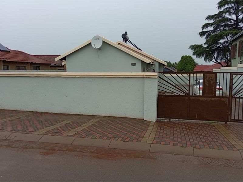Full Title Stand alone House For Sale Protea North - Photo 4