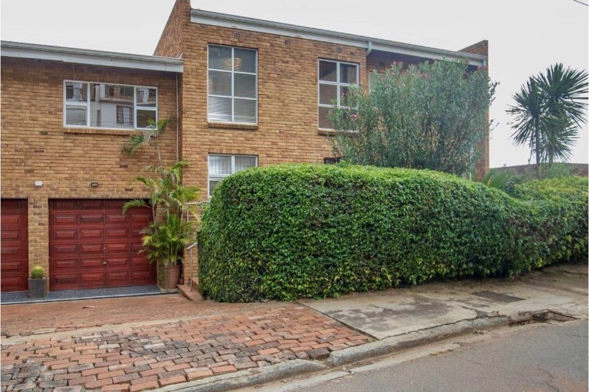 Experience unparalleled luxury in this stunning panoramic 4-storey retreat,situated in Kosmos! - Photo 3