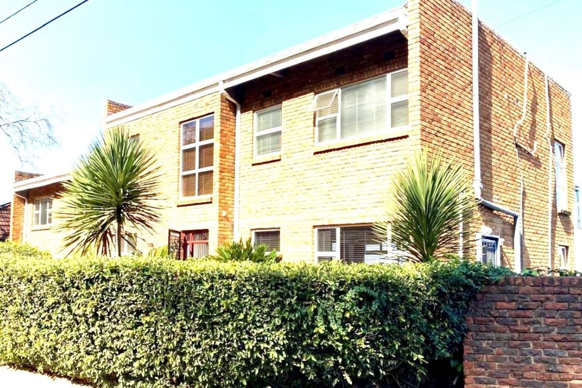 Experience unparalleled luxury in this stunning panoramic 4-storey retreat,situated in Kosmos! - Photo 2