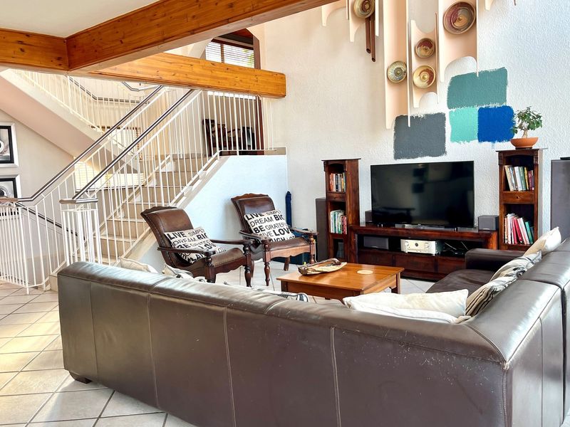 Experience unparalleled luxury in this stunning panoramic 4-storey retreat,situated in Kosmos! - Photo 10