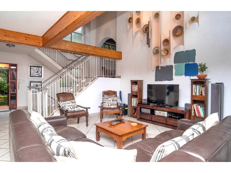 Experience unparalleled luxury in this stunning panoramic 4-storey retreat,situated in Kosmos! - Photo 6