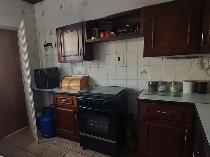 Ground floor unit in sought after neighbourhood. Perfect lock up and go - Photo 10