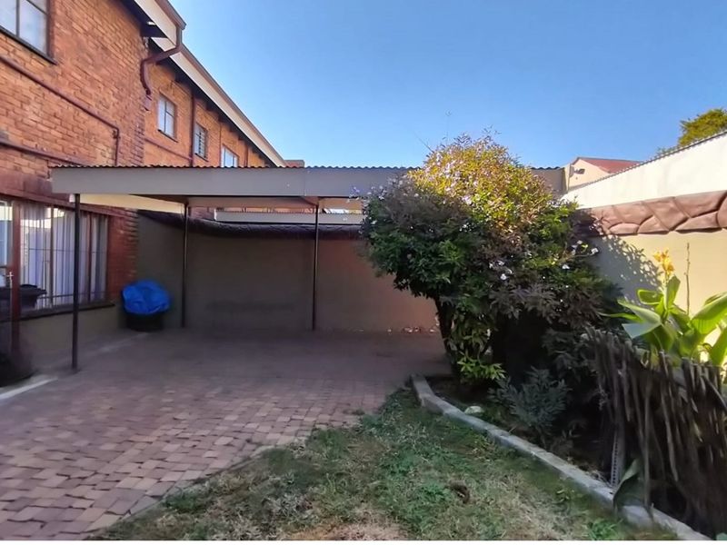 Ground floor unit in sought after neighbourhood. Perfect lock up and go - Photo 2