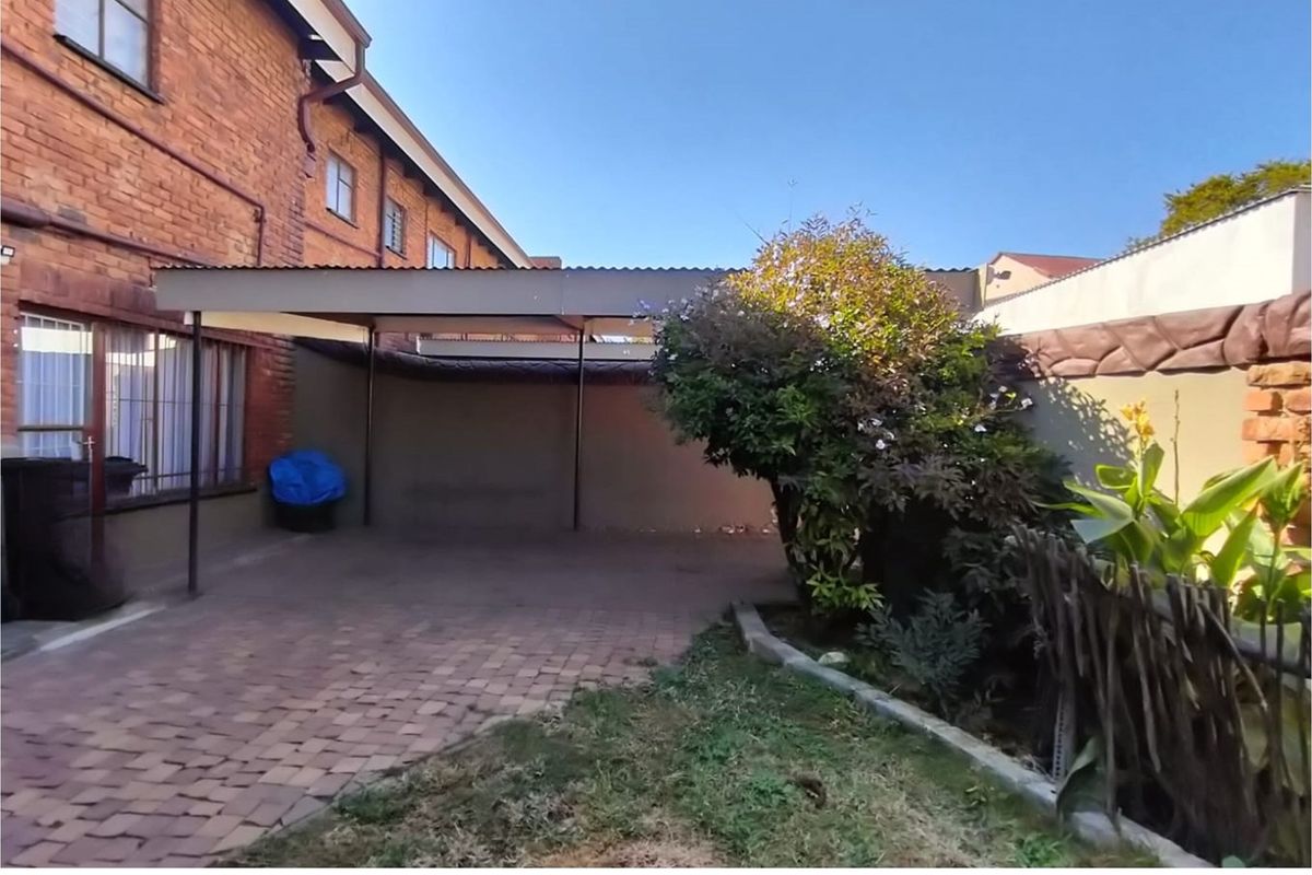 Ground floor unit in sought after neighbourhood. Perfect lock up and go - Photo 2