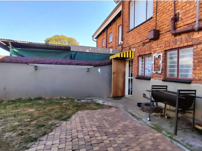 Ground floor unit in sought after neighbourhood. Perfect lock up and go - Photo 3