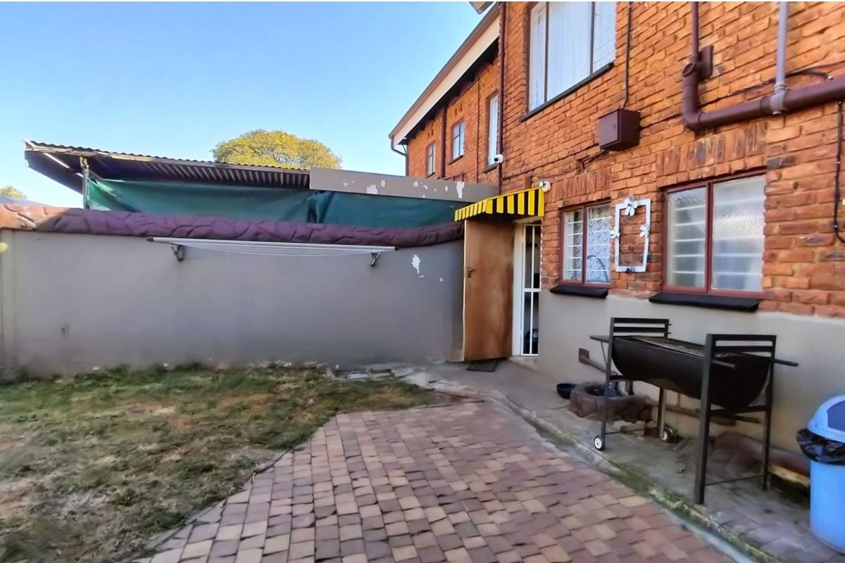 Ground floor unit in sought after neighbourhood. Perfect lock up and go - Photo 3