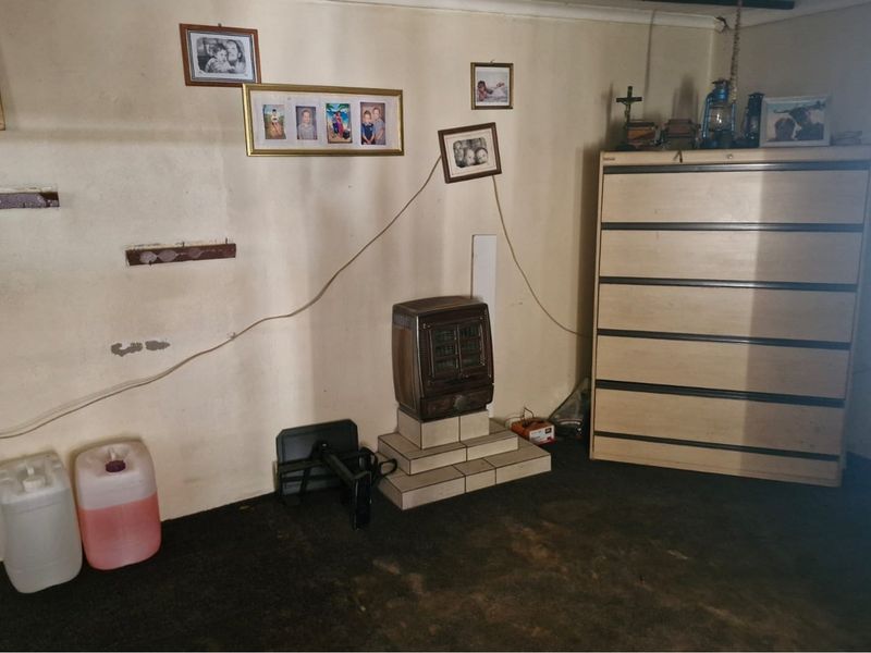 "Luxurious 4-Bed Dream Home in Randlespark" - Photo 9