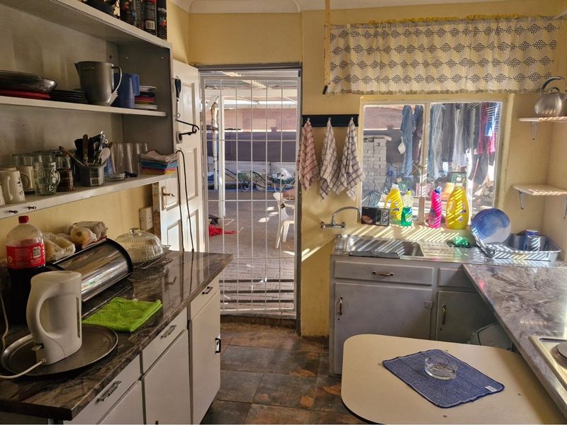 "Luxurious 4-Bed Dream Home in Randlespark" - Photo 8