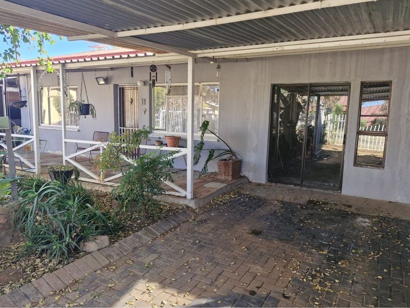 "Luxurious 4-Bed Dream Home in Randlespark" - Photo 5