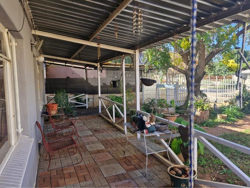 "Luxurious 4-Bed Dream Home in Randlespark" - Photo 3